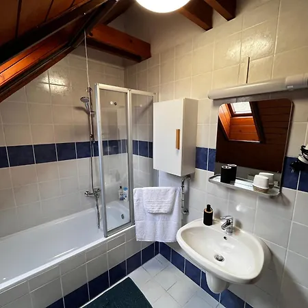 Lugasvendeghazbarnag アパート